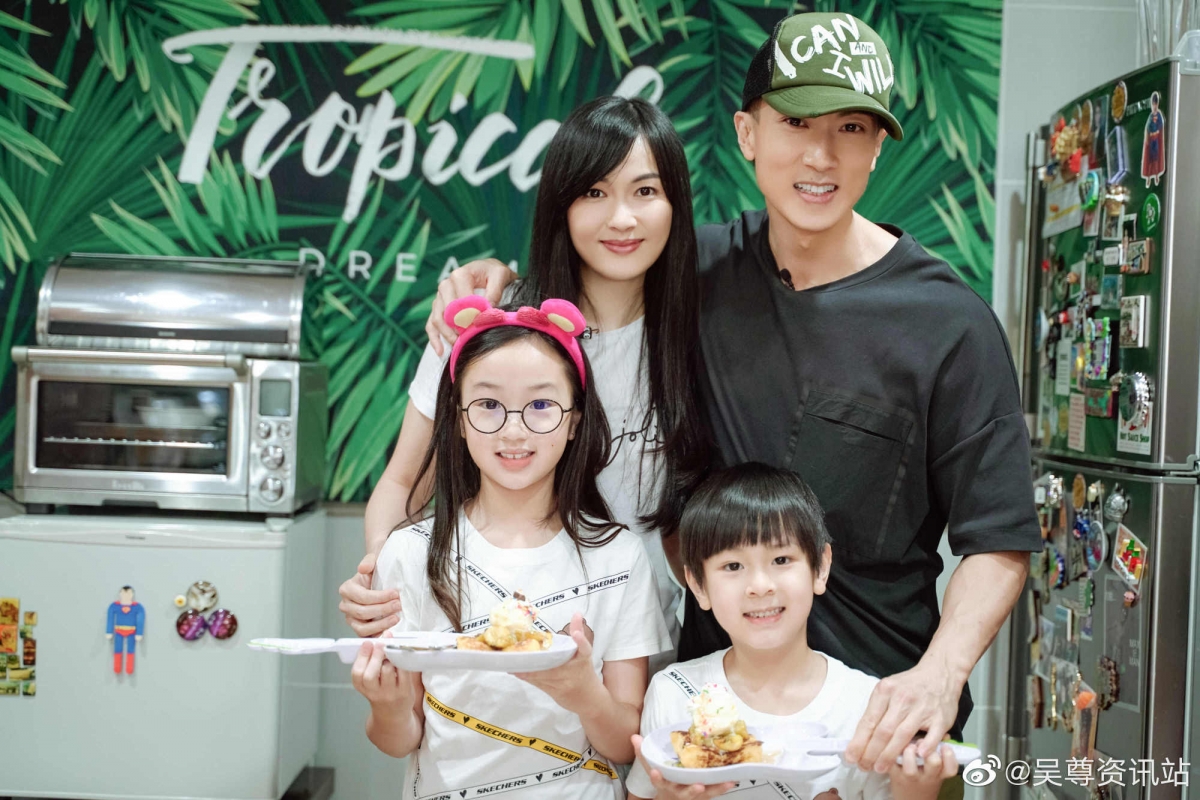 那段期间,吴尊都是文莱中国两地飞,尽量不要被工作耽误了和孩子们相处的时光