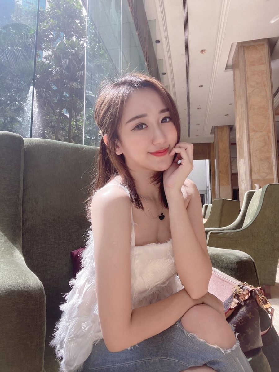 YBB 也曾是网封的美女作家,曾出版过无数的纯爱小说,当时她的写作能力被质疑还霸气回呛