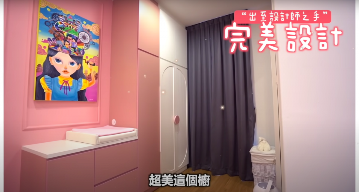 而橱柜方面是由设计师Design的,衣服也分门别类地放置好。