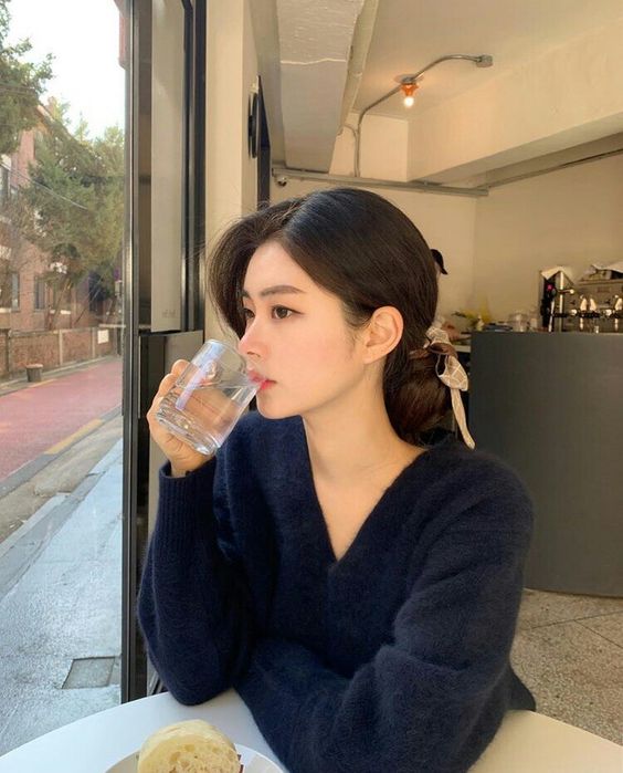 在接近下班的时间喝一杯水，能够舒缓一整天的疲劳感还可以减缓饥饿的感觉。