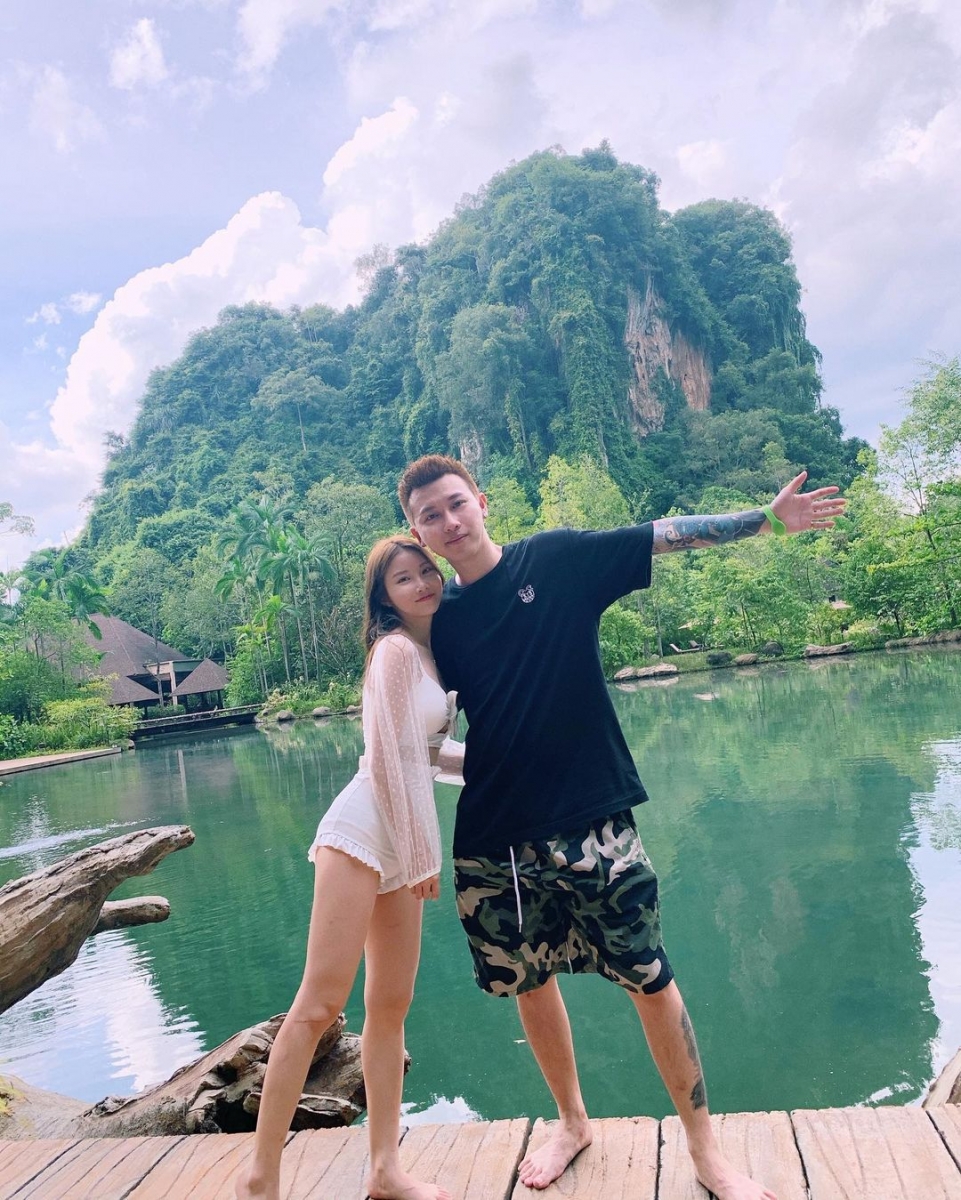 Mona讲到一半,也因为太想念家人忍不住哭起来。