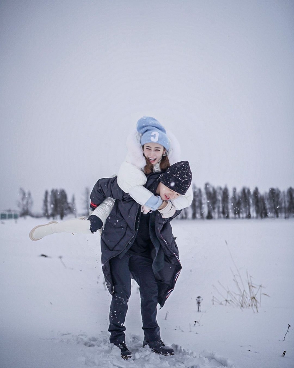 而老公达达也在社媒上力撑老婆并暗戳戳秀起了恩爱「世界美女千千万,我就觉得你好看~」