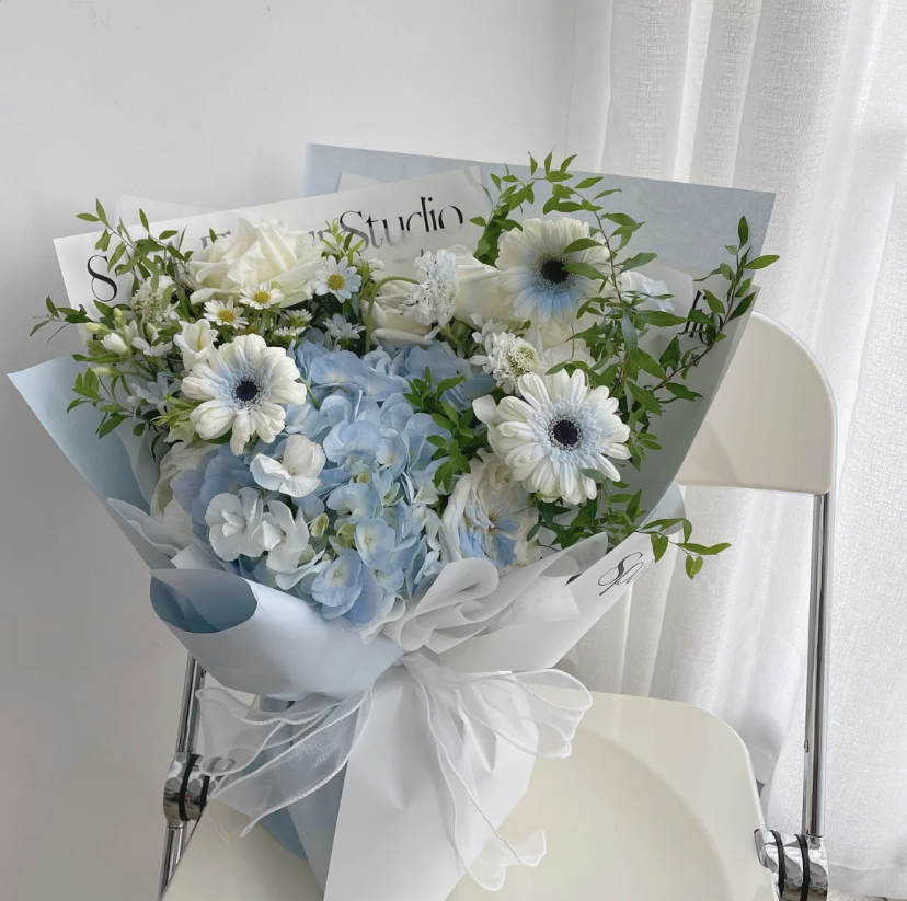 它的花语是希望、永恒、美满,送绣球花束代表着非常美好的祝福。