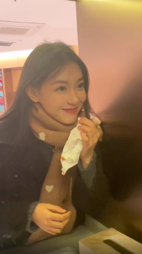 在他眼里,女儿聪明、乖巧、漂亮,学习也很努力。对他来说,女儿就是他生命中最珍贵的东西。