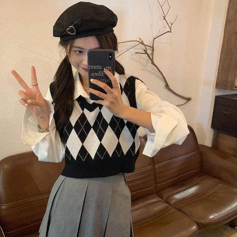 很多明星爱豆的同款短马甲，文艺又显温柔气质！搭