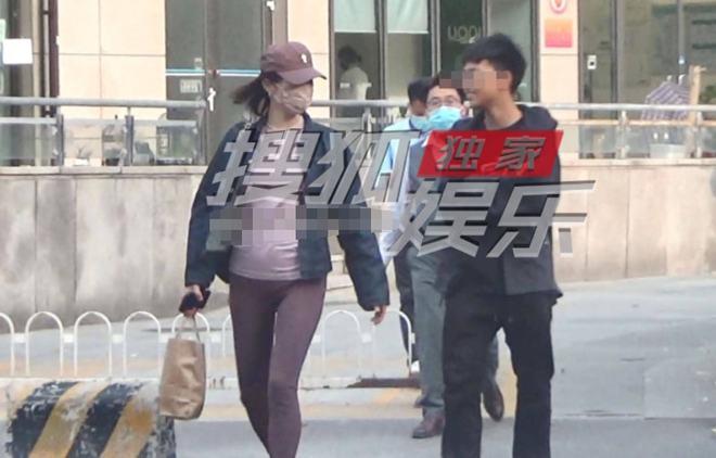 有媒体曝光她和儿子元宝一起出门的照片。