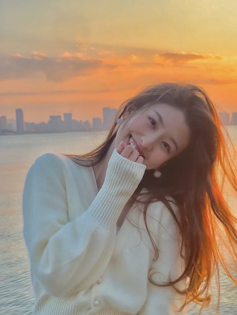 去到海边玩的集美们,趁着日落的时候一定要拍一组绝美的日落打卡照!