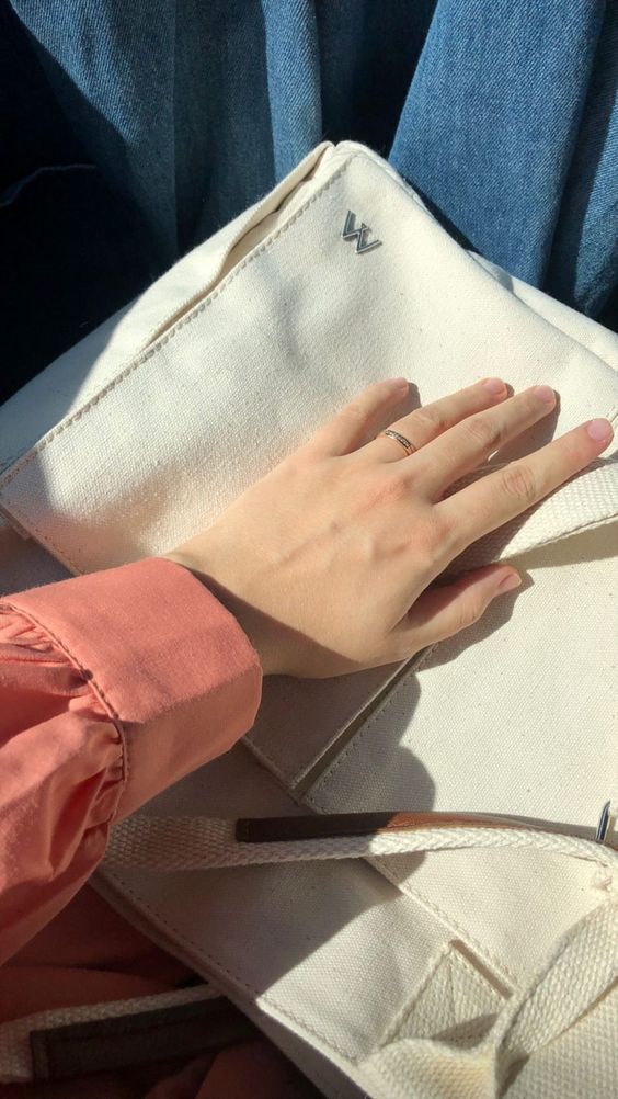 接着就是厚厚的涂抹上护手霜 !记得要在手膜冲洗干净后,立即就涂抹护手霜锁住所有的水分营养!