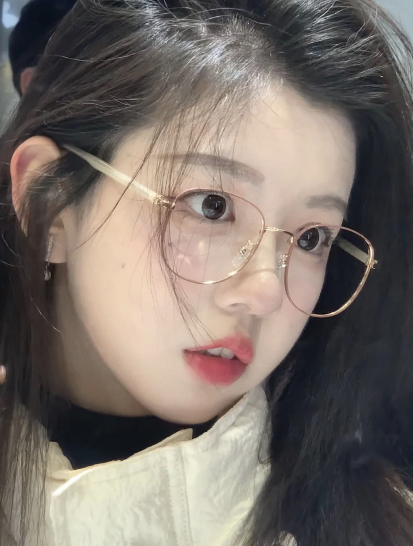 文艺少女肯定少不了金丝边框眼镜，可以选择镜框较大的款式，百搭又显气质哦！