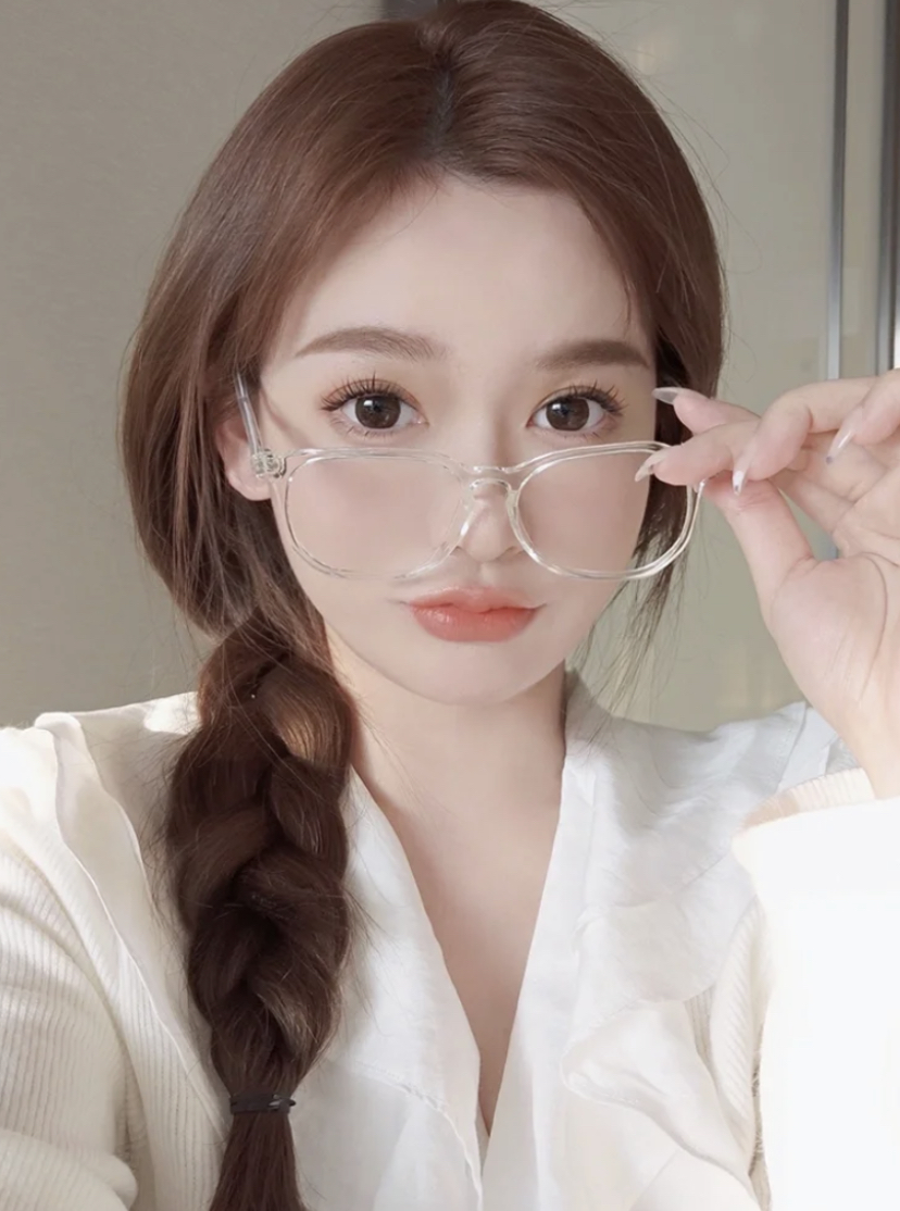百搭又时尚的经典透明镜框眼镜，基本上可以配搭任何不同的风格。