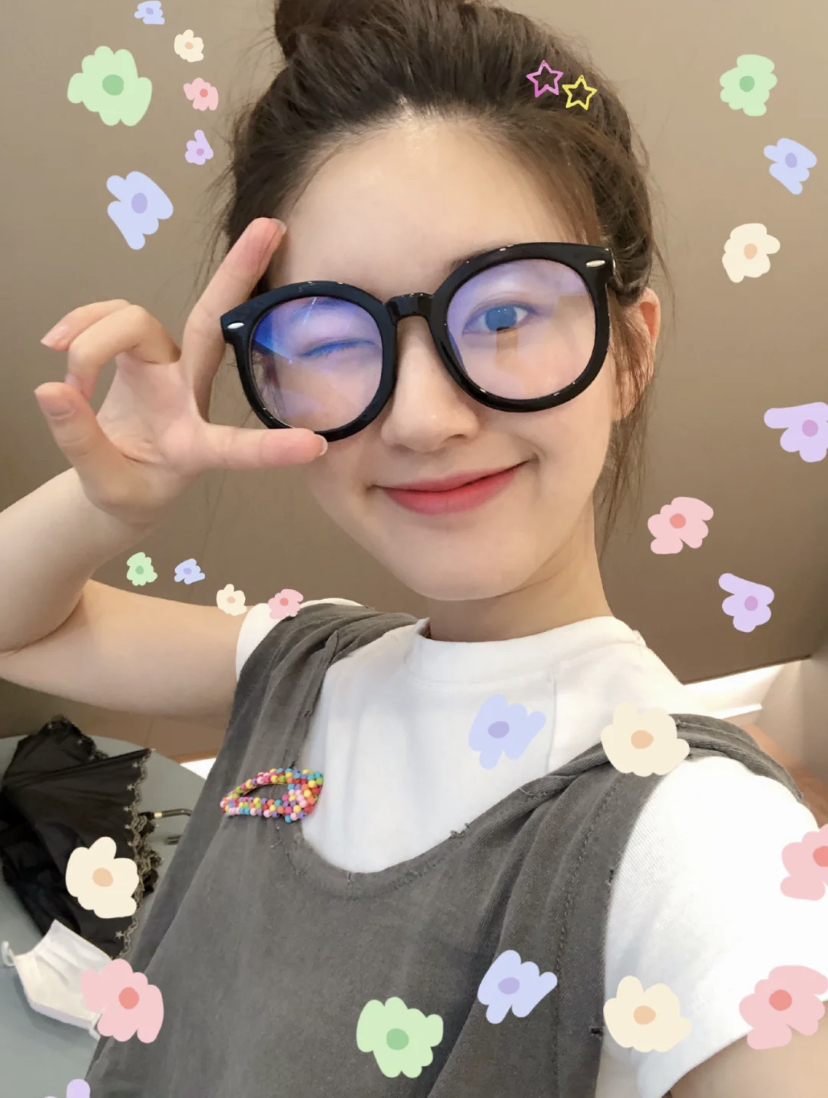 赵露思同款的复古大黑框眼镜，肉肉脸女孩戴上瞬间显脸小！