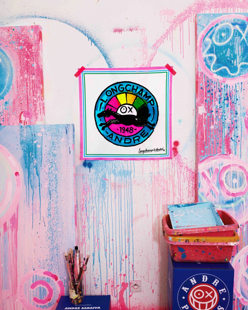 André以自己独特的风格再次诠释了Longchamp经典奔马徽章，为联名系列更添加细节感