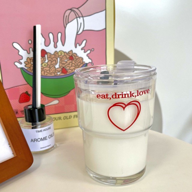 同时还自带有盖子和吸管,在家或公司使用时都非常方便,冷热都能使用还可以保温。