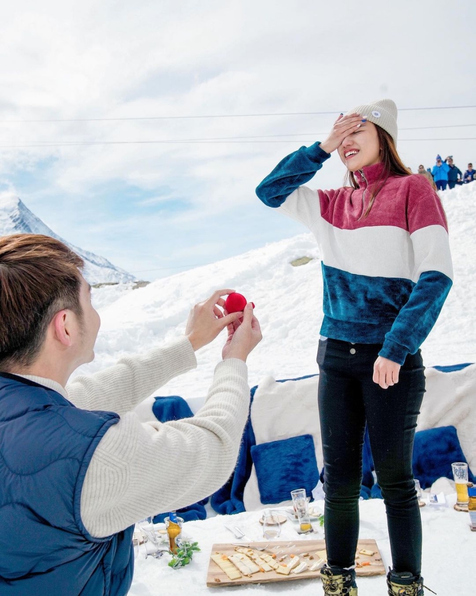 就在这时,朱浩仁站在桌子上宣告天下即将和交往 5 年的女友求婚,希望她会同意