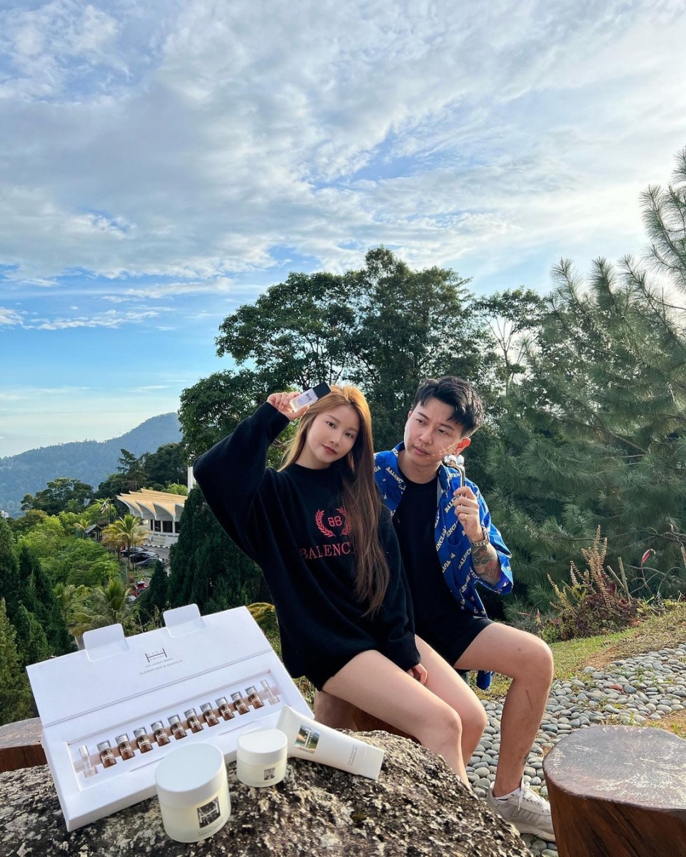 Mona之前就曾提过自己从中国来到马来西亚,就是为了和Charles在一起。