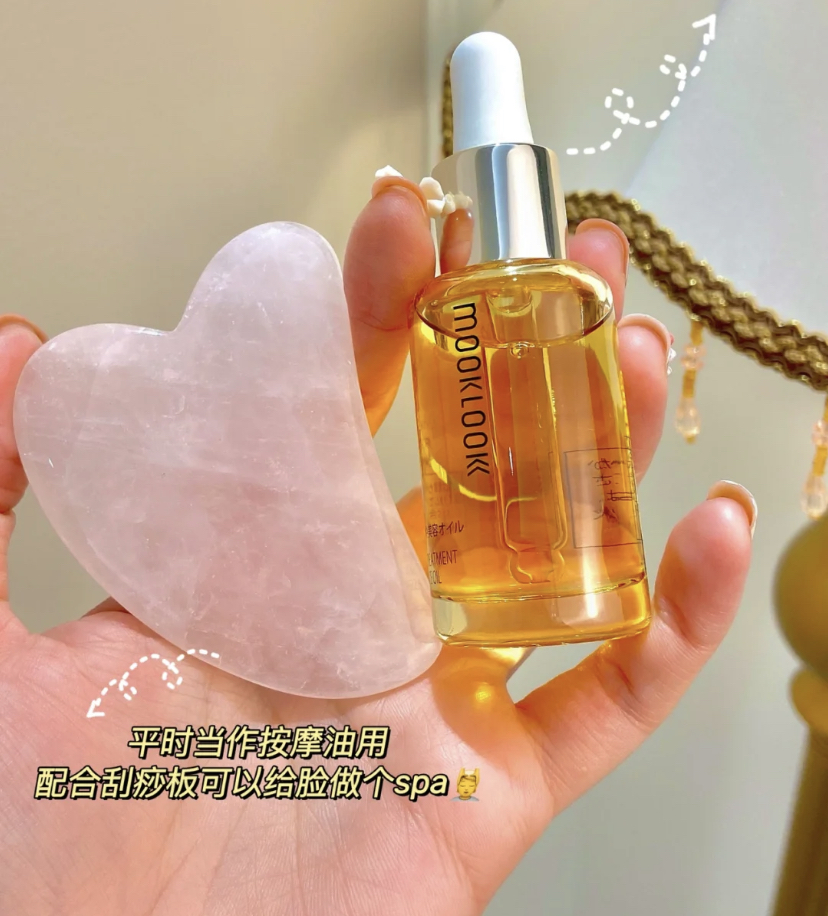 护肤使用精华油后可以搭配刮痧板按摩，顺着脸部提拉按摩消除水肿问题。