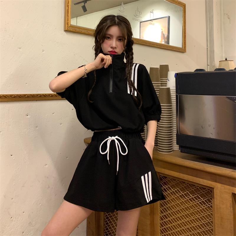 尤其是短裤还是阔腿设计不怕显腿粗，日常出门这样穿时尚又好看！