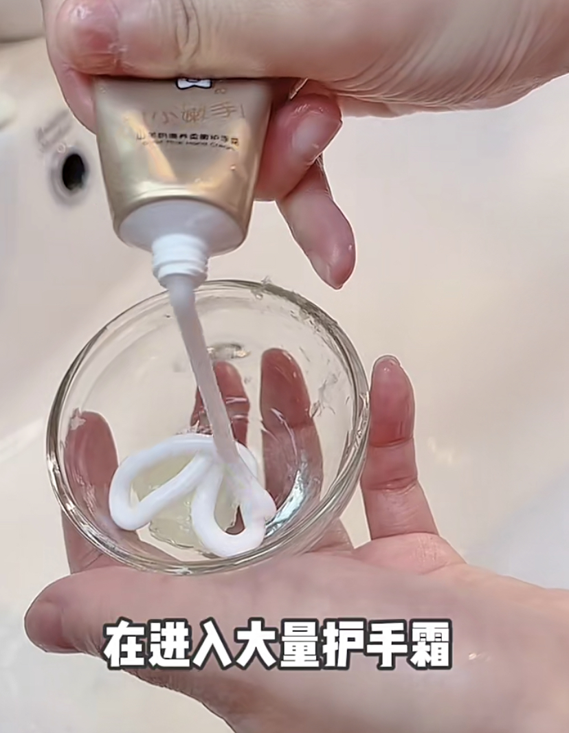 准备材料:凡士林、保湿精华、VE胶囊、护手霜或身体乳。将所有材料混合一起后,涂满双手戴上一次性手套15分钟。