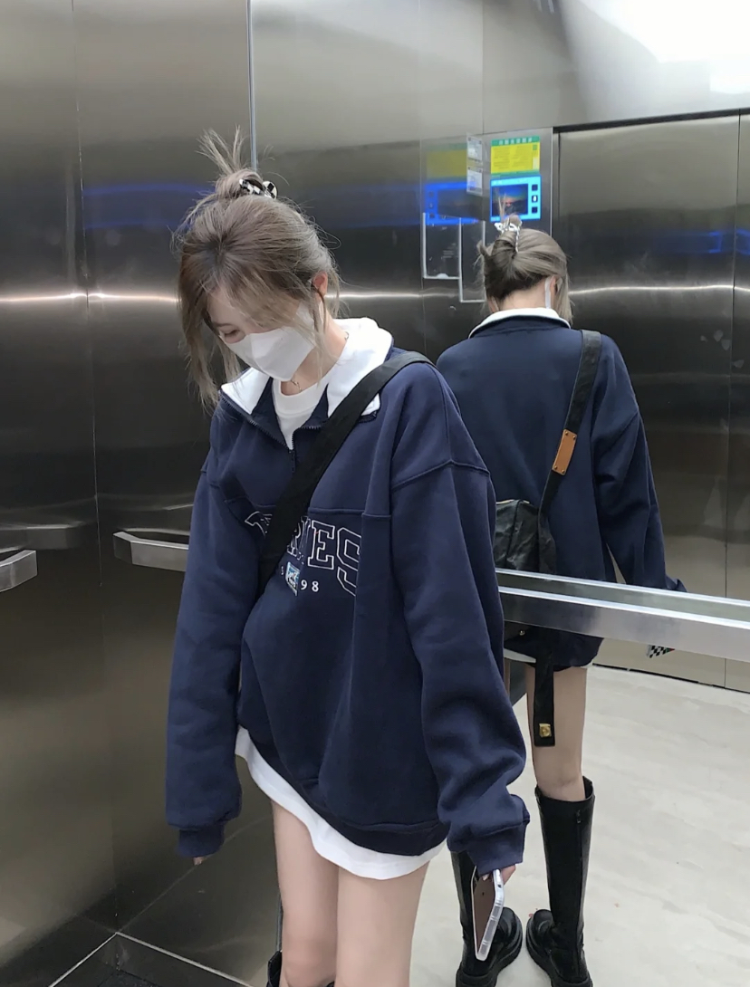 出门想要简约好看的随性穿搭,可以选择宽松的卫衣搭配短裤。