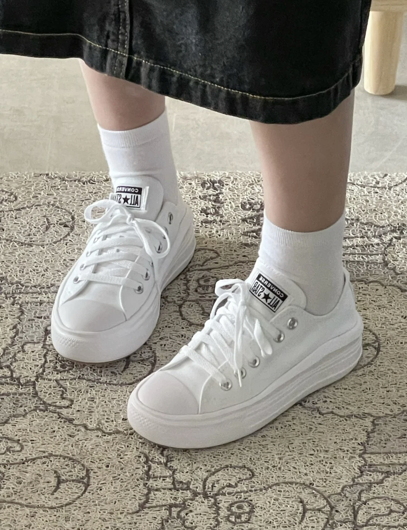 低帮厚底小白鞋真的非常百搭!全白设计加厚底可以偷偷的增高,穿起来走路时软软的非常舒适!