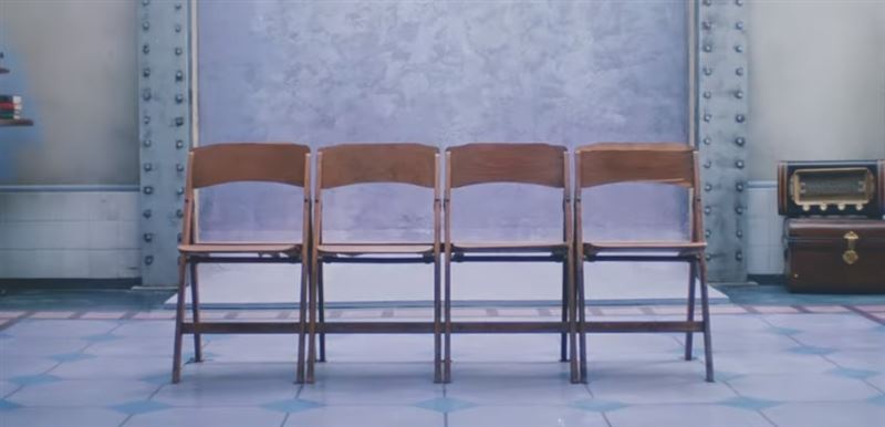 有眼尖的粉丝也从MV中发现“这些”细节相当揪心,其中就是四张空荡荡椅子的画面中,含有一张破损的椅子。