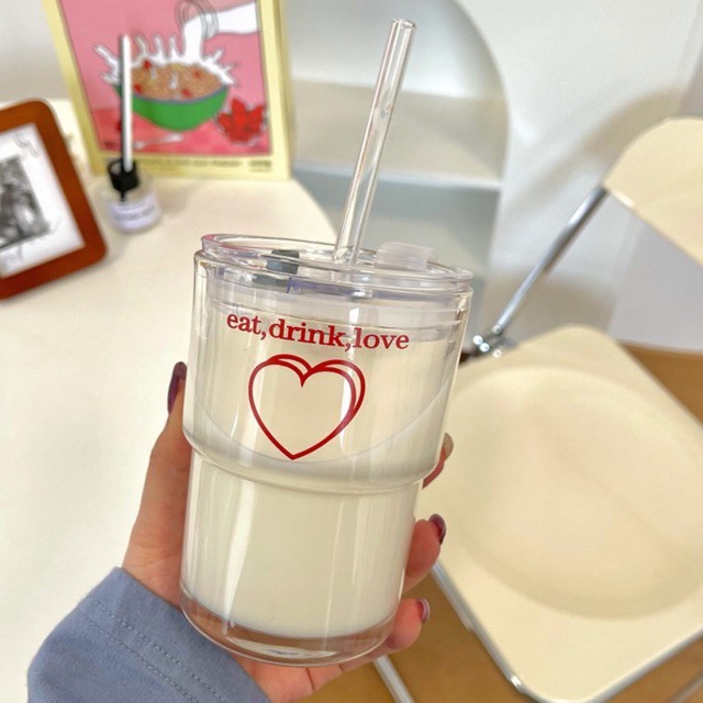 迷你小巧的吸管杯身上有简约的INS风设计!