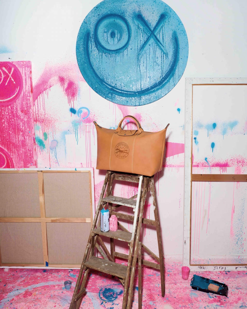 独特的角色风格完美诠释了Longchamp经典的奔马徽章