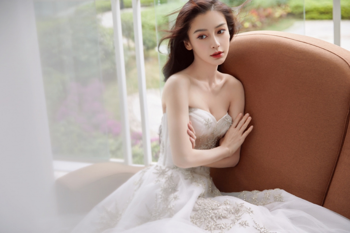 日前,Angelababy 接受内地访问被提到离婚一事相当难过