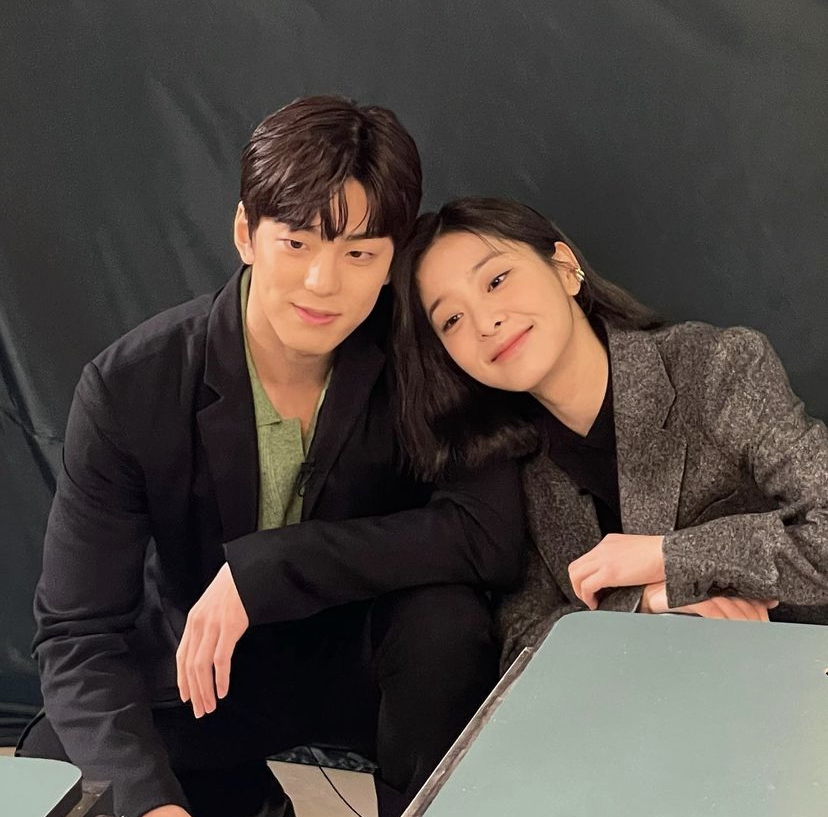 在其中一场车室长和陈映书的吻戏中就出现了名场面!那就是两人在确认了关系后的吻戏,金旻奎在吻戏中加入摘眼镜的动作,收获观众们的喜爱!