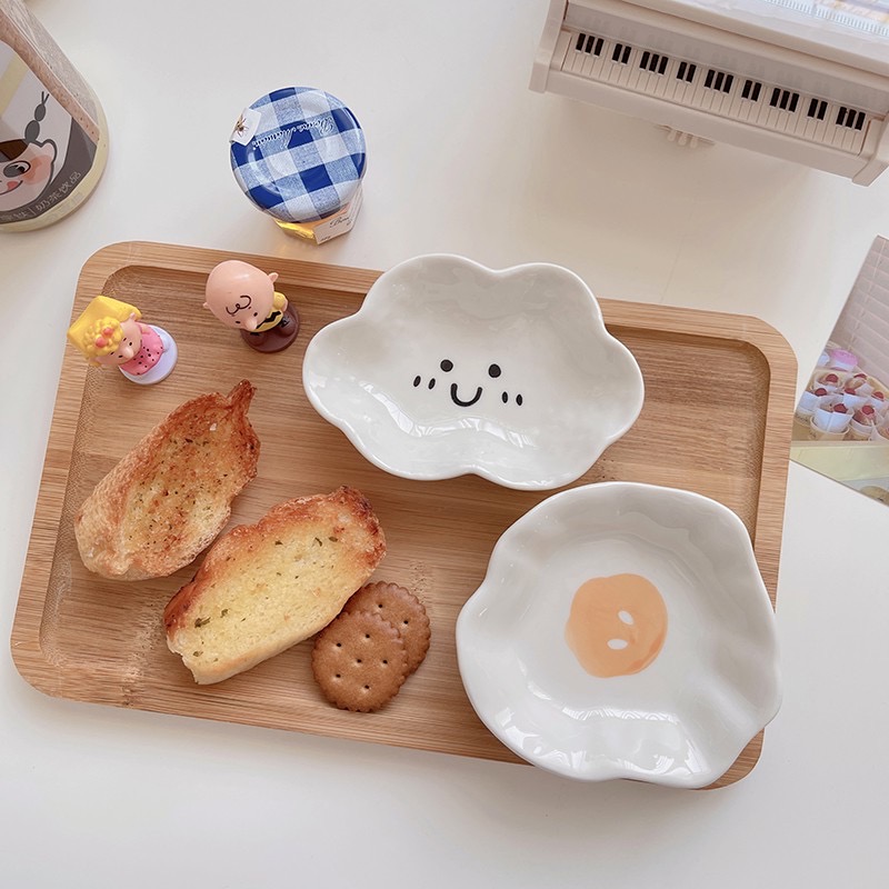 日式陶瓷酱料盘设计无敌可爱,像是有荷包蛋和云朵设计就很特别!