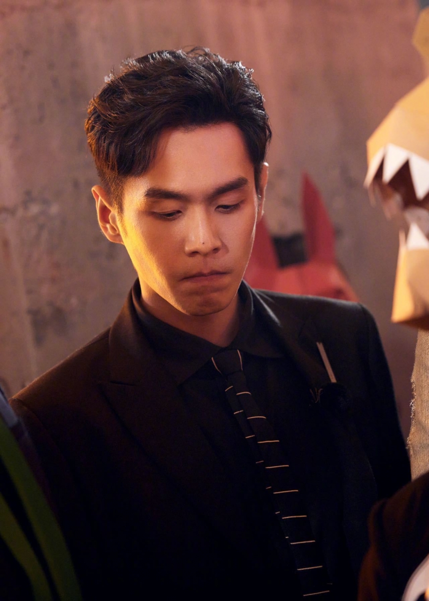 其实张若昀出来赚钱后,已经替父亲张健还债不止一次了,而每次父亲欠钱消息出来,却总是把儿子当“挡箭牌”顶在前边。