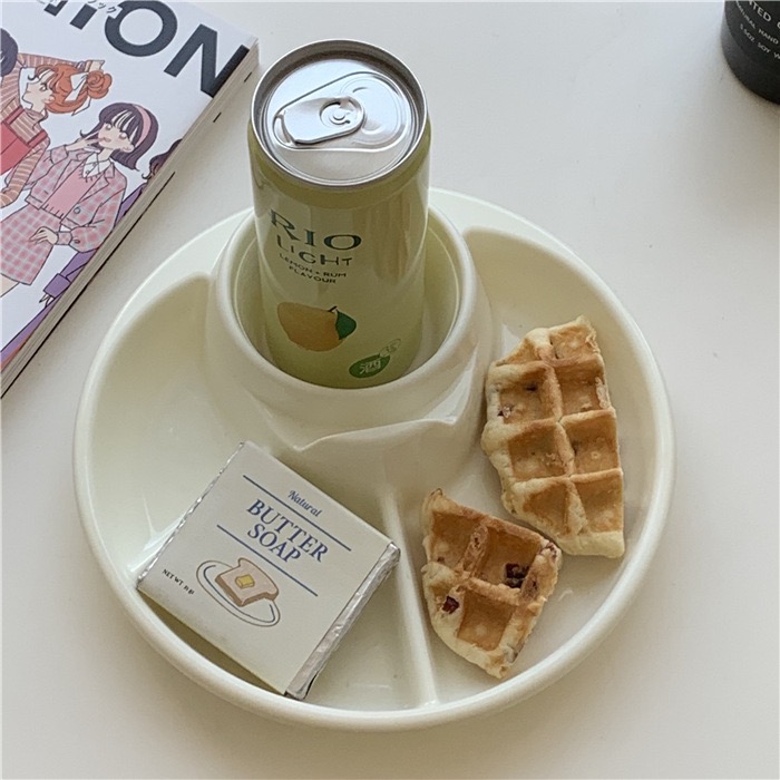 一盘有三个格子可以装不同的小吃,还有一个可以摆放水杯的凹槽。