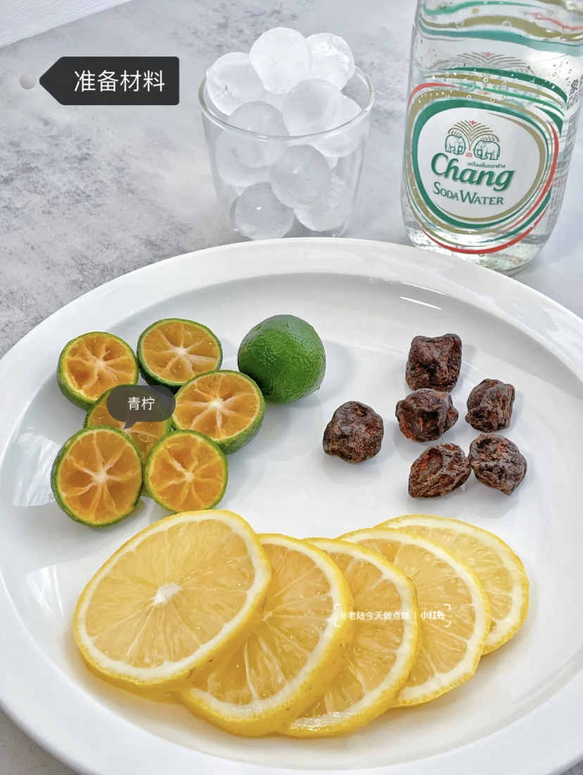 把所有的水果倒入一个容器里，再加上气泡水浸泡半小时入味后就可以饮用了！