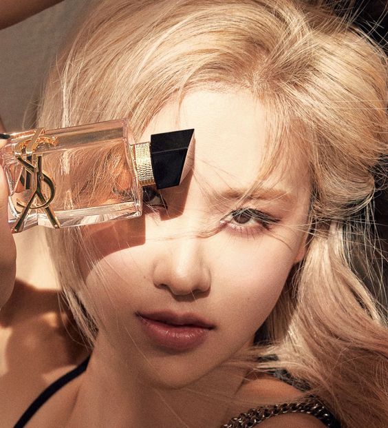 低调的香水喷法可以让让香味从下而上的自然散发,适合在一些比较隆重的场合使用这种喷法。