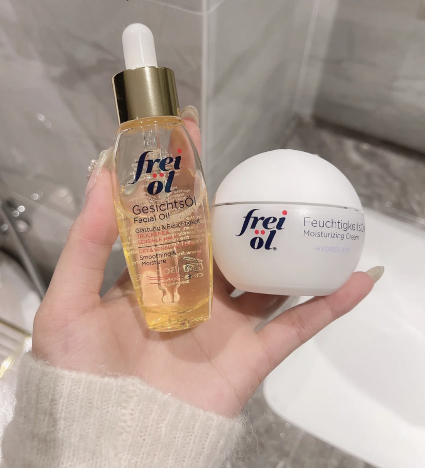 面霜和精华油的搭配可以起到1+1>2的保湿效果，同时可以调节脸部的水油平衡，让肌肤保持水嫩嫩的状态！