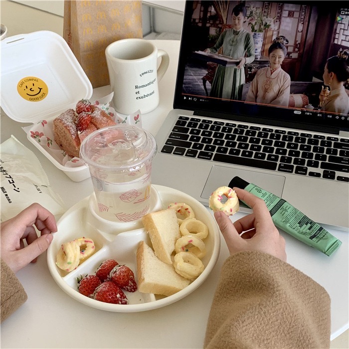 用来装小零食最适合不过了,装着不同类型的零食和饮料,追剧的时候就可以尽情的吃~