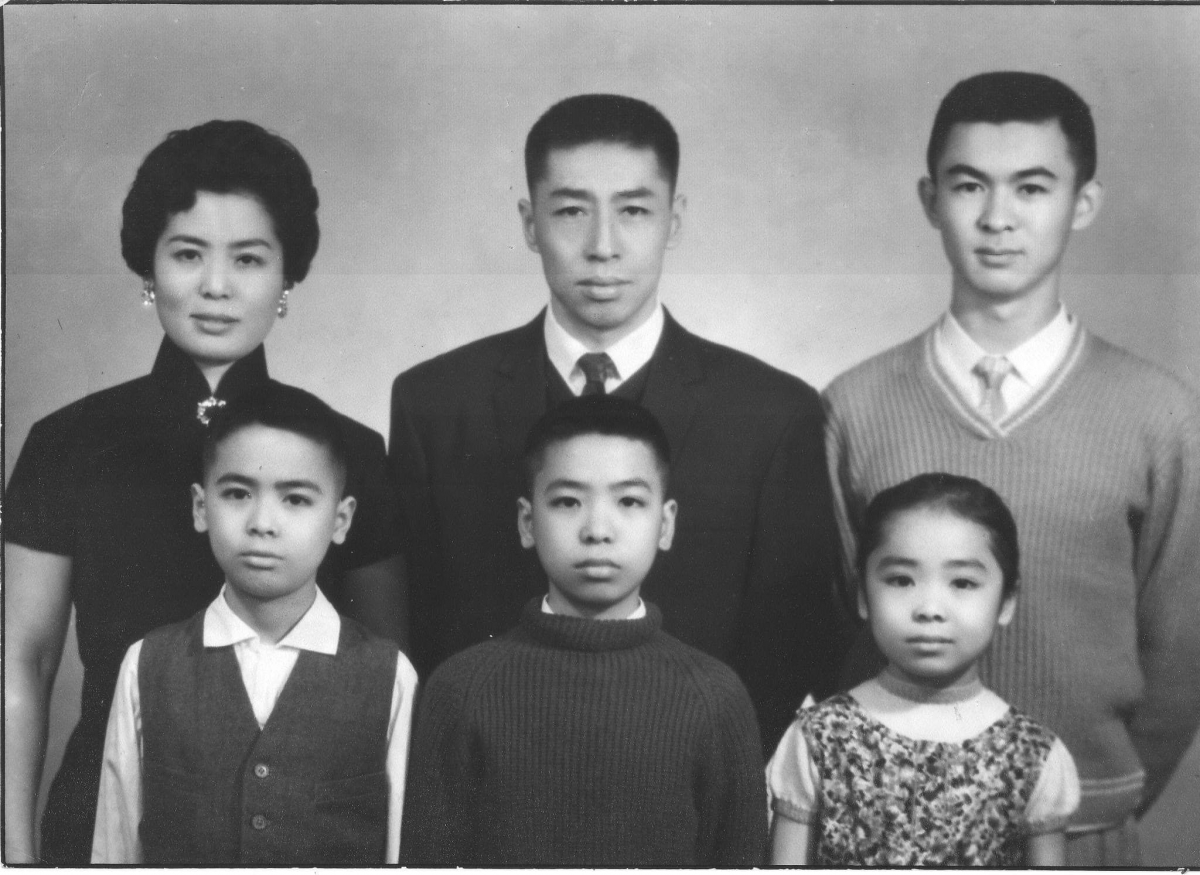 后来他们搬到北京一起生活,并陆续生下2男1女,一家6口日子过得相当安稳。