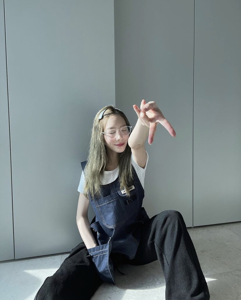 就连少女时代的泰妍在最新的自拍分享中，也有一张比了gyaru peace的手势！