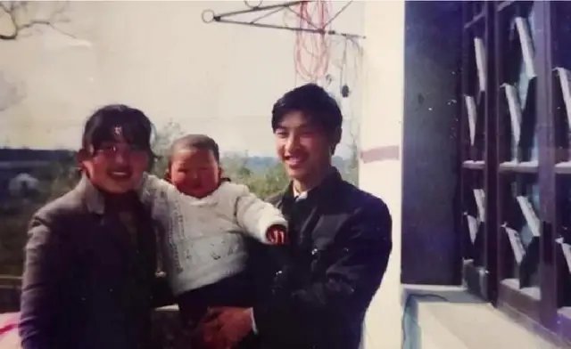 于是就把这个女孩取名肖晶晶，当做上天给他们的礼物。