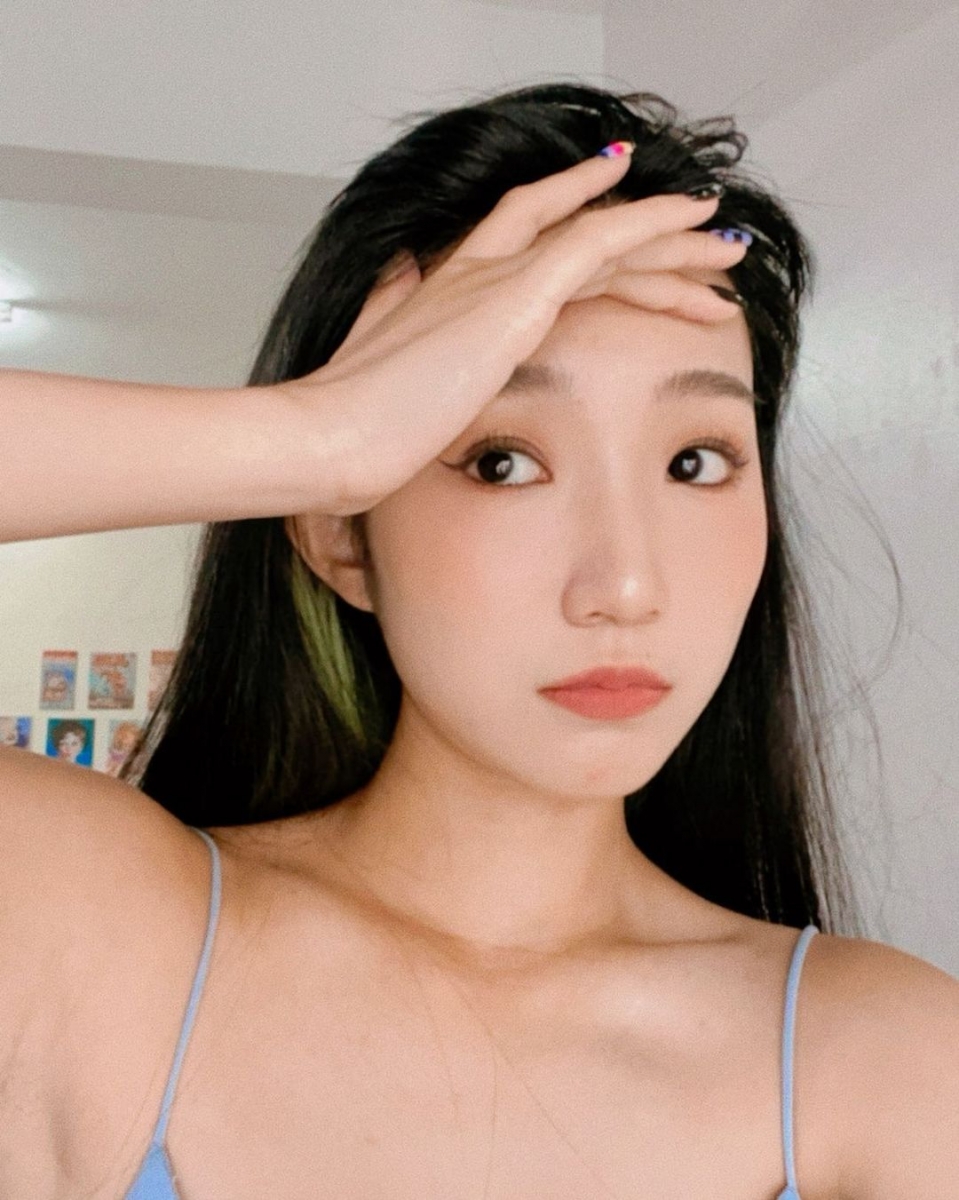 从露营的团体合照来看,表面看似融洽但还是感觉到有疏离感