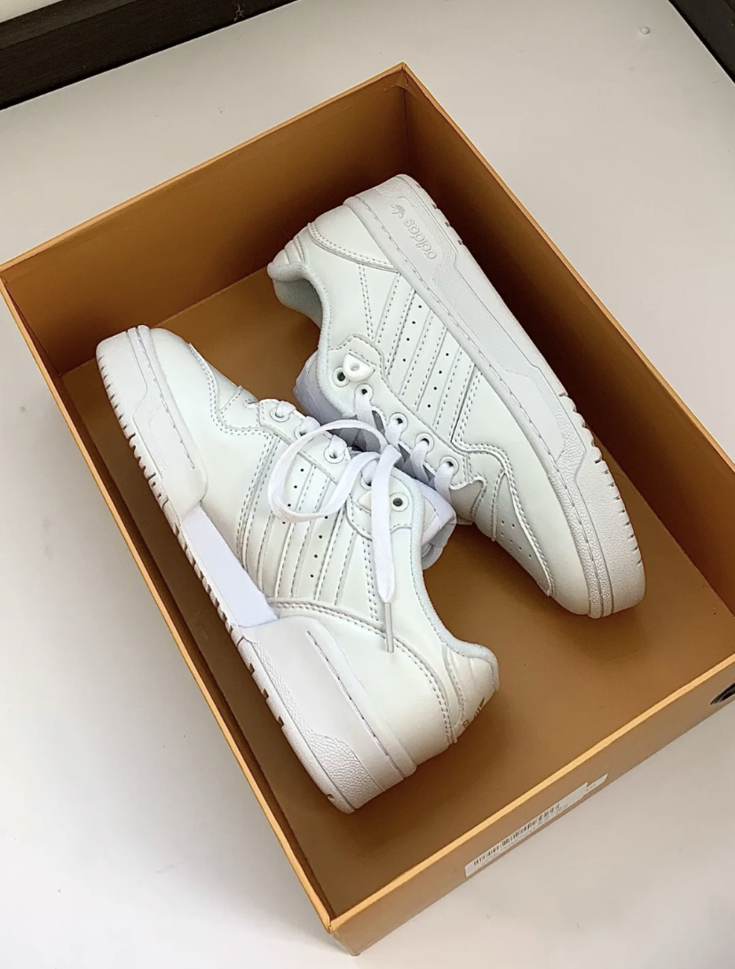 经典的纯白低帮鞋很好搭配,无论是日常休闲的穿搭、正装或小裙子都适合!