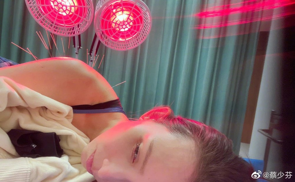 导致现在肩膀还是会有旧伤,必须定时去针灸治疗