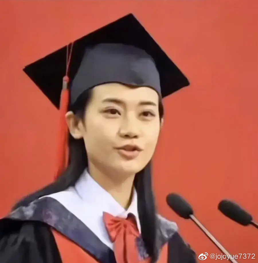 由于成绩优秀，毕业后就被继续攻读研究生，然后又凭着出色的科研成果，学校把她保送到加拿大一所学校继续供读博士学位。