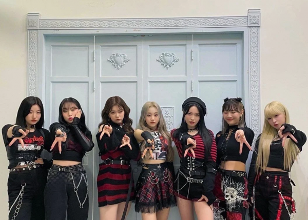 「Gyaru Peace」其实源自于日本辣妹文化中常见的拍照姿势，反转比耶的手势也代表着「Girl Peace」和「辣妹Peace」的意思。