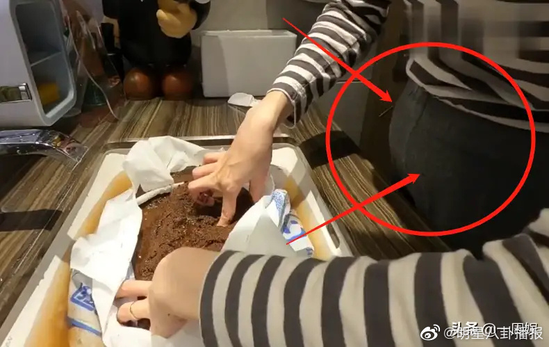 此举也引发网友纷纷猜测：「是不是怀孕了？如果是真的恭喜啊！」