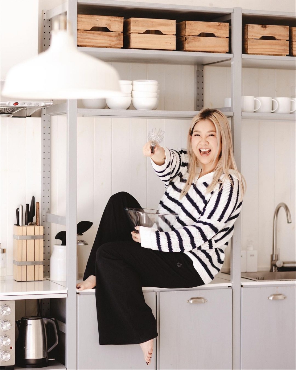 香港艺人郑欣宜日前首获香港CHILLCLUB“年度女歌手金奖”,歌唱事业直冲上天。