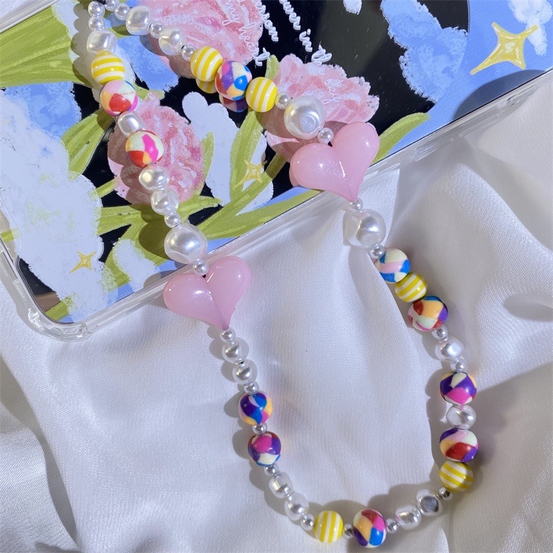 有彩色缤纷的串珠、珍珠和粉色爱心结合一起,另外也有黑白色的款式哦!