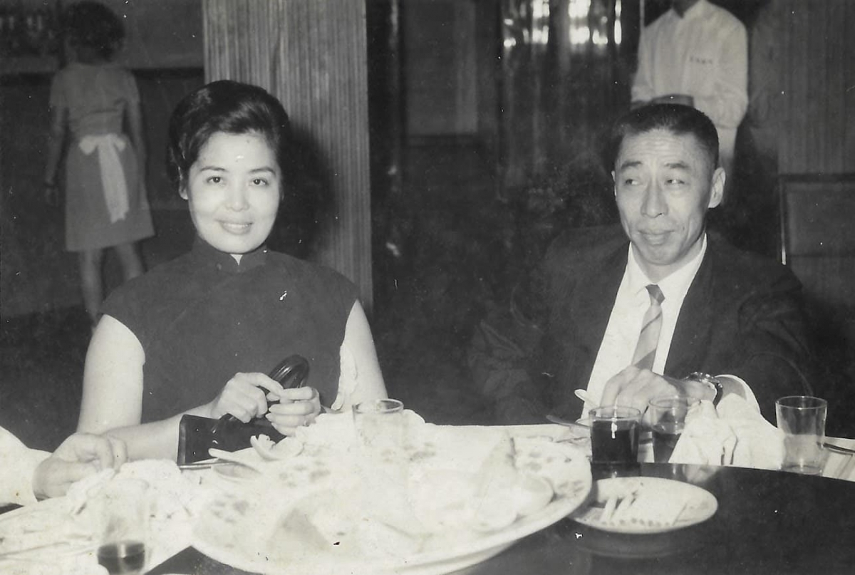 「爷爷非常爱奶奶,我们最爱在奶奶面前争宠,我说奶奶是我的,他就说奶奶是我的!」