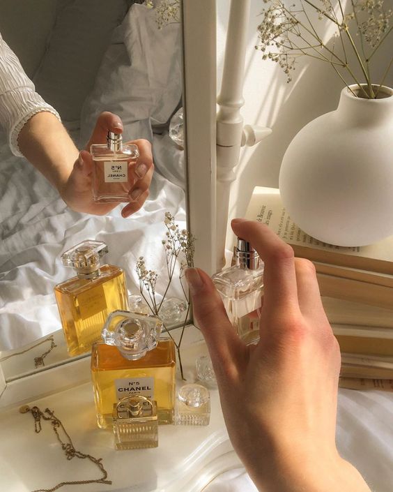 将香水喷在梳子上再梳发尾,在你不经意拨弄头发的时候,就会散发着香味!