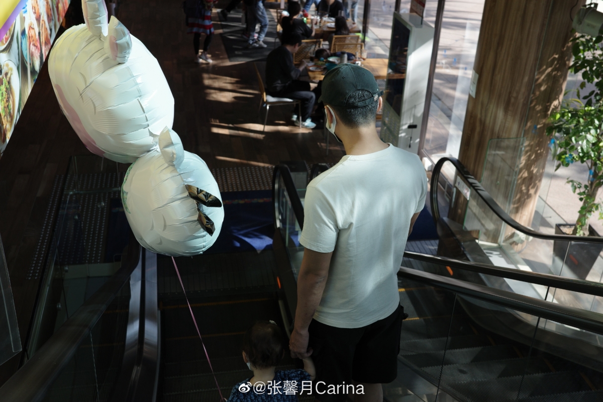 期间张馨月也拍下老公和女儿手牵着手一起下电梯的画面。